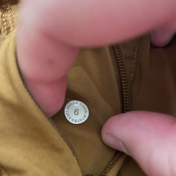 Lululemon high rise hotty hot 4 inch, size 6 - Picture 5 of 5